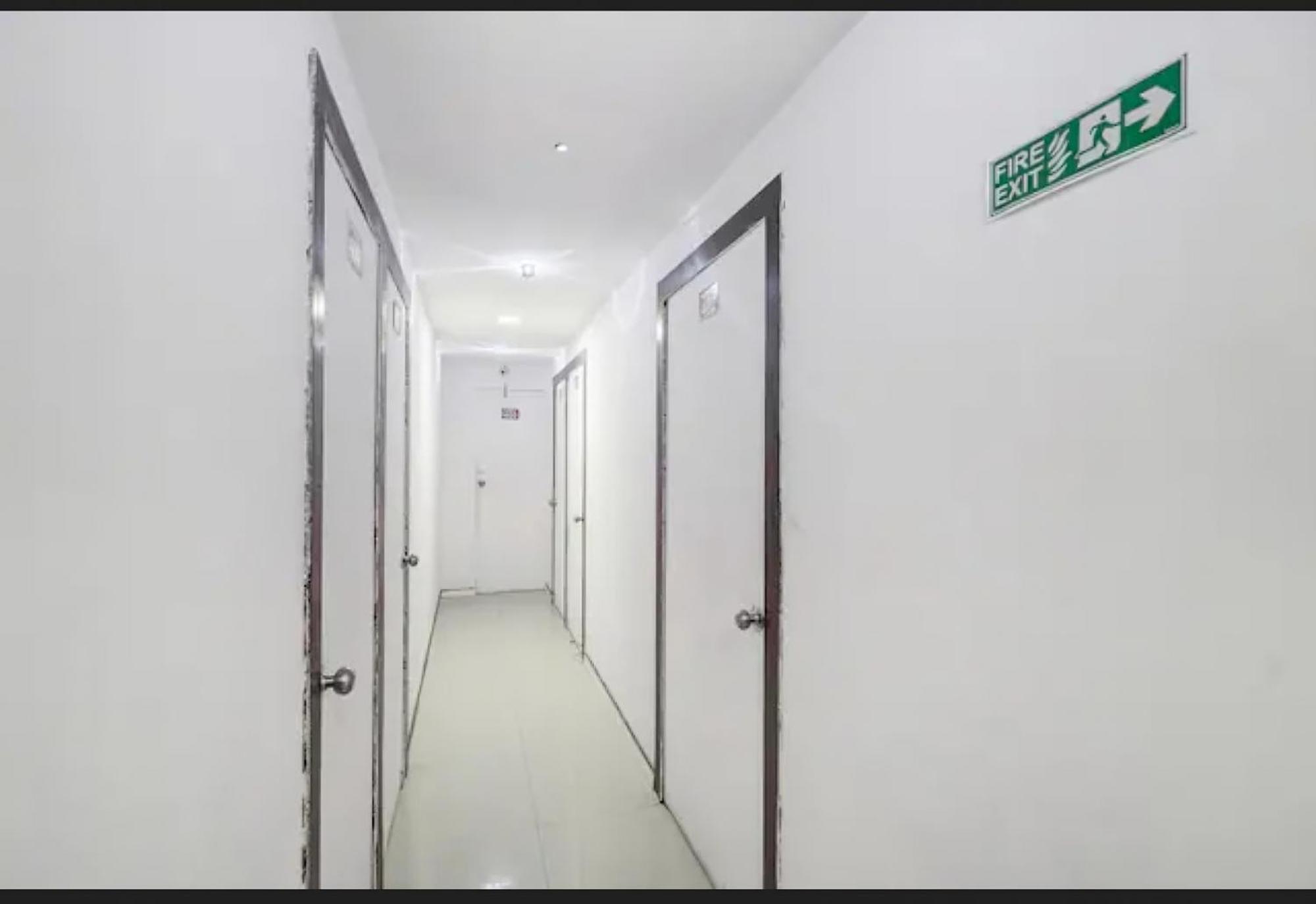 Selfie Rooms Surat Buitenkant foto
