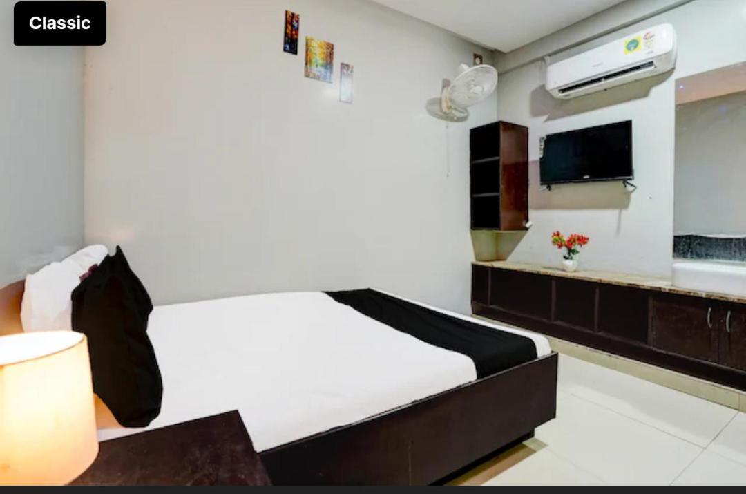 Selfie Rooms Surat Buitenkant foto